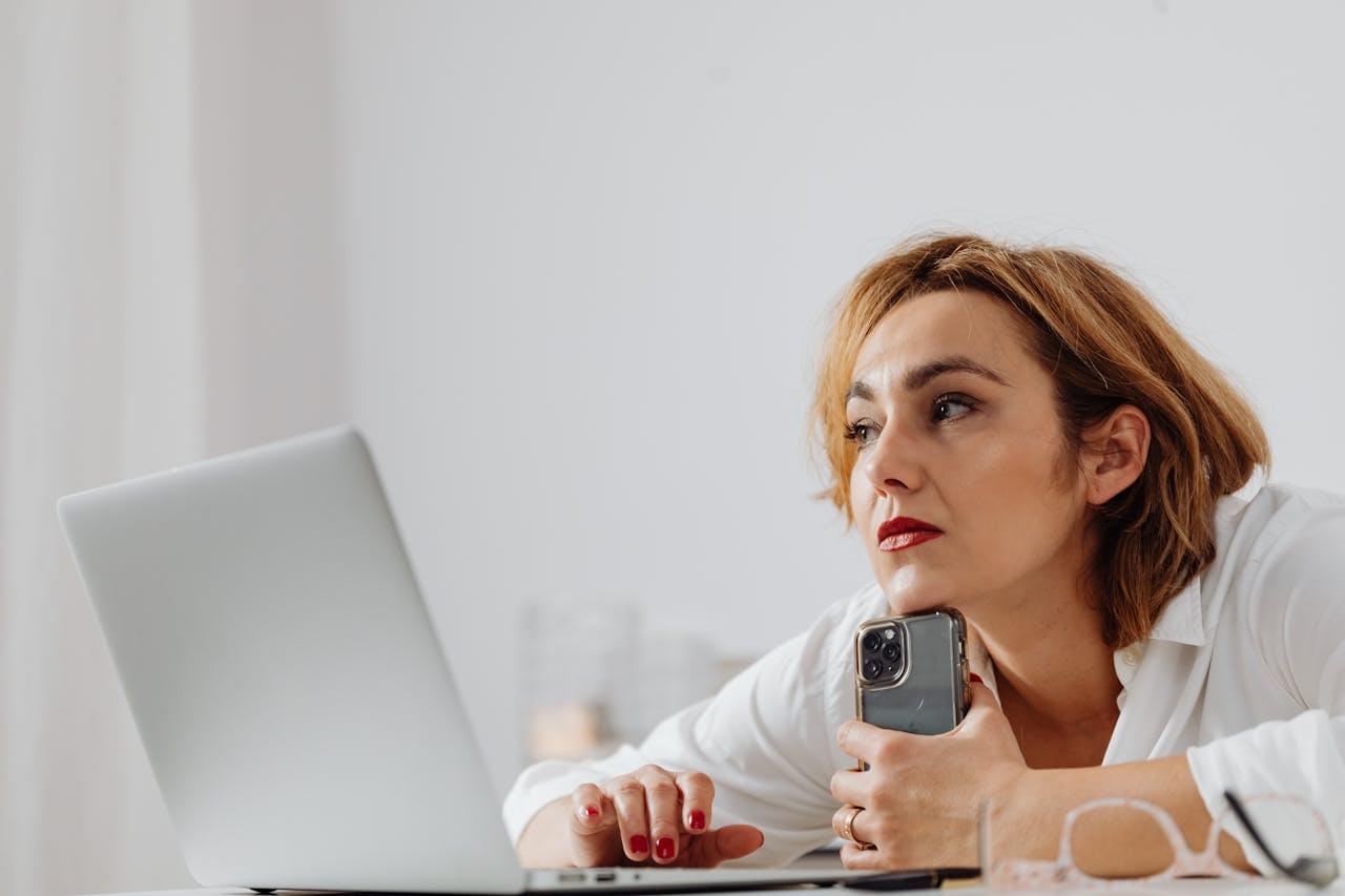 Работа с ноутбуком за столом